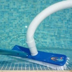 Kerlis Bodemborstel Breed Met Afzuigsysteem -Zwembadbenodigdheden Winkel 14021 Action2 600x600 1